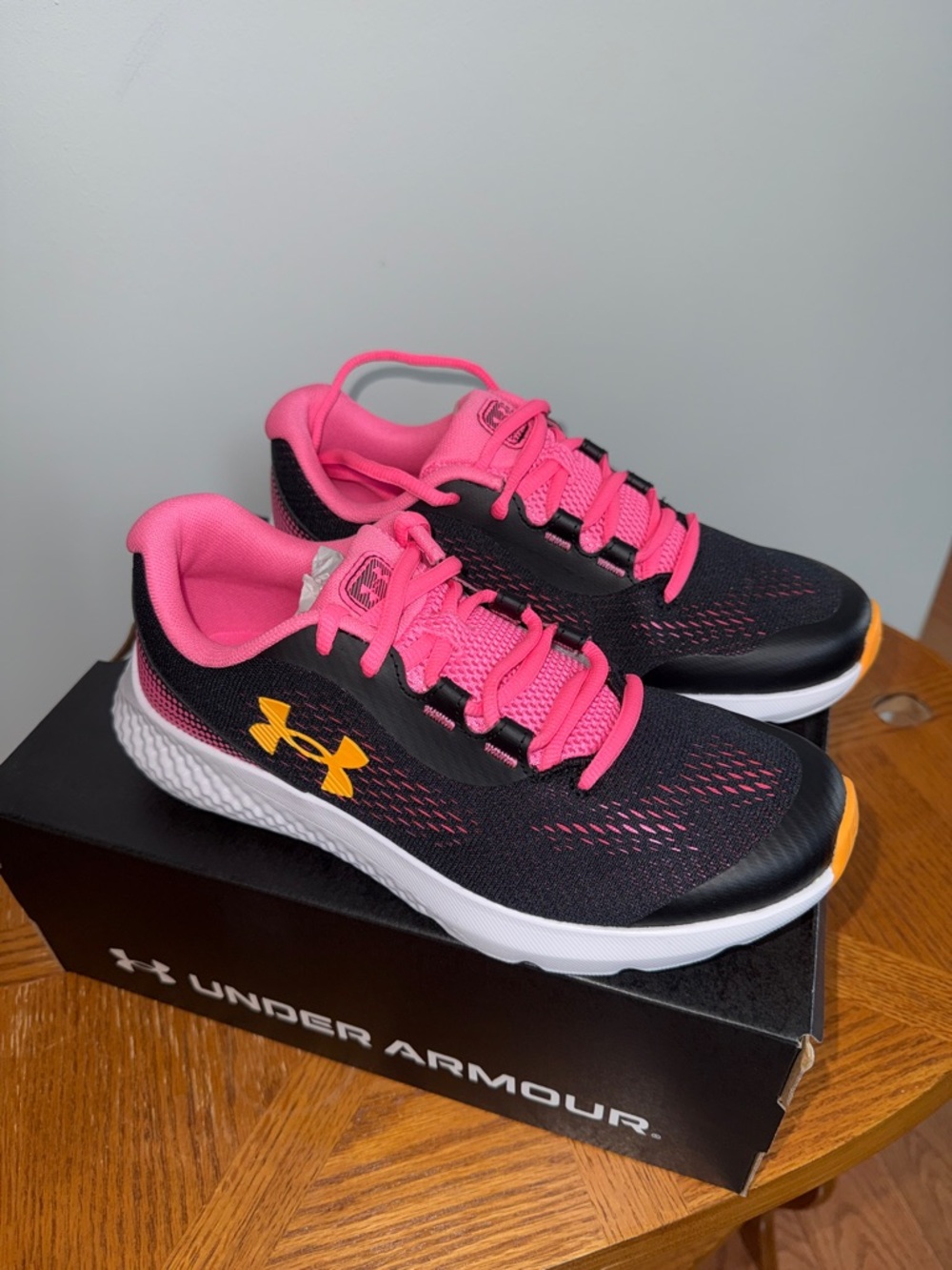 Under Armour GCS Charged Rogue 4 Sneakers, Brand New Kids Sz 5